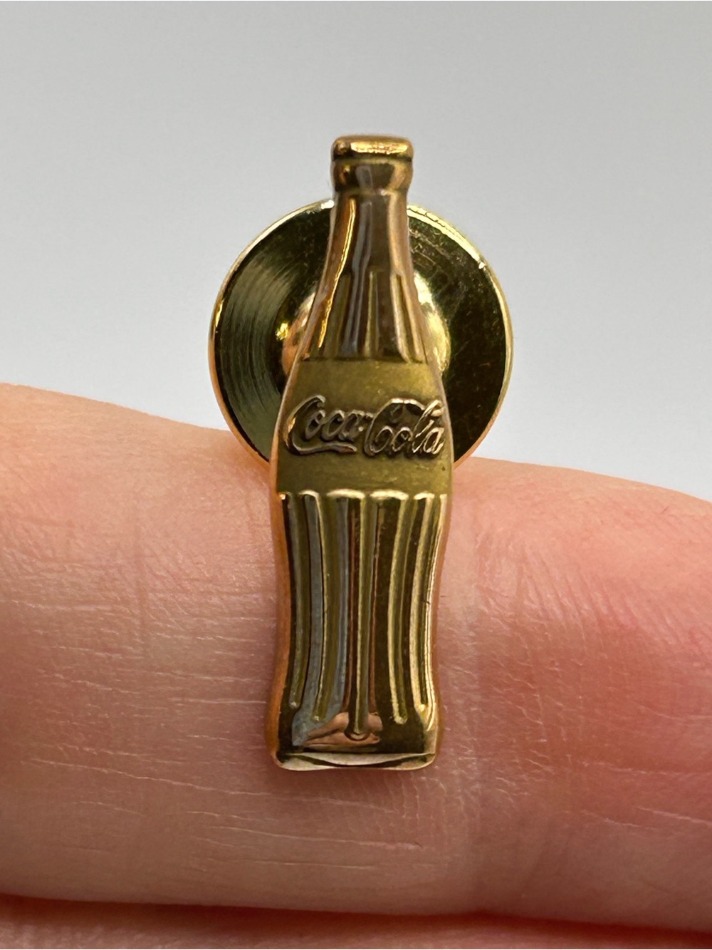 COCA-COLA GOLD BOTTLE SHAPE LAPEL PIN 10 kt gold 5 Year Service Award